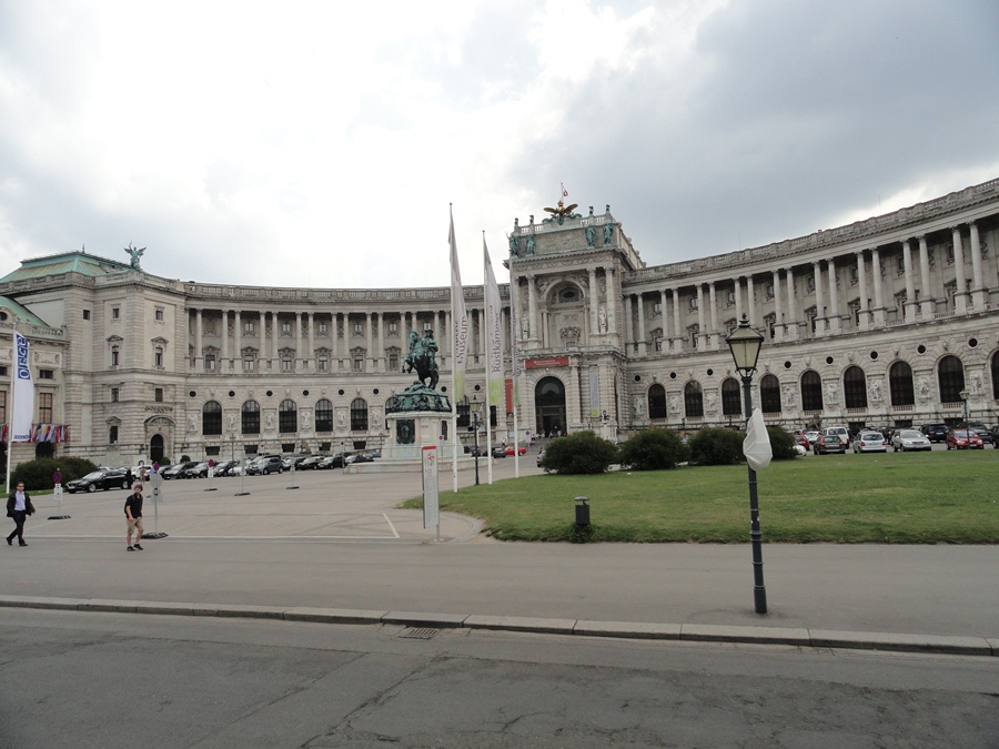 ViennaStStephensCathedral.jpg